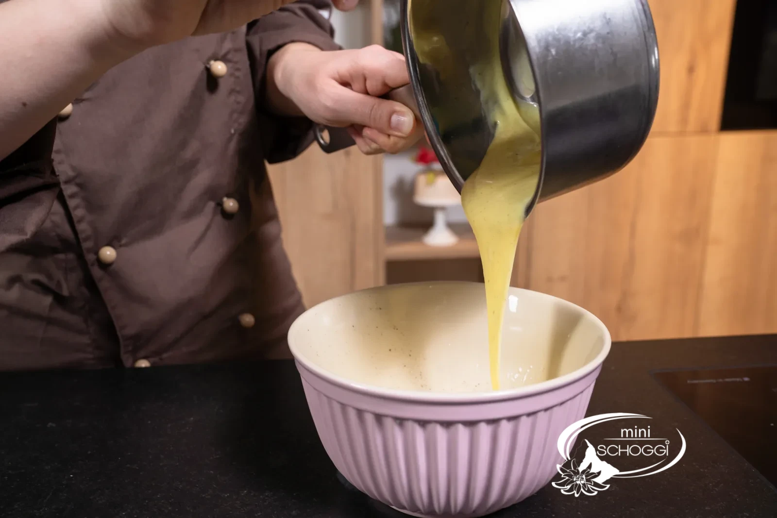 La crema pronta viene travasata in una ciotola pulita