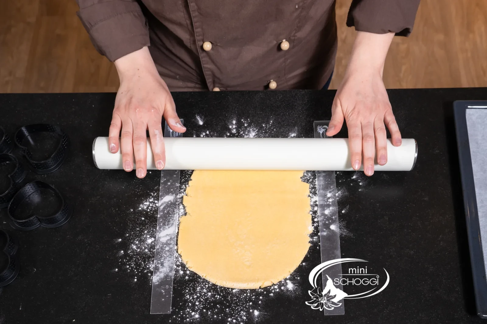 La pasta frolla viene stesa a 3 mm tra i mattarelli