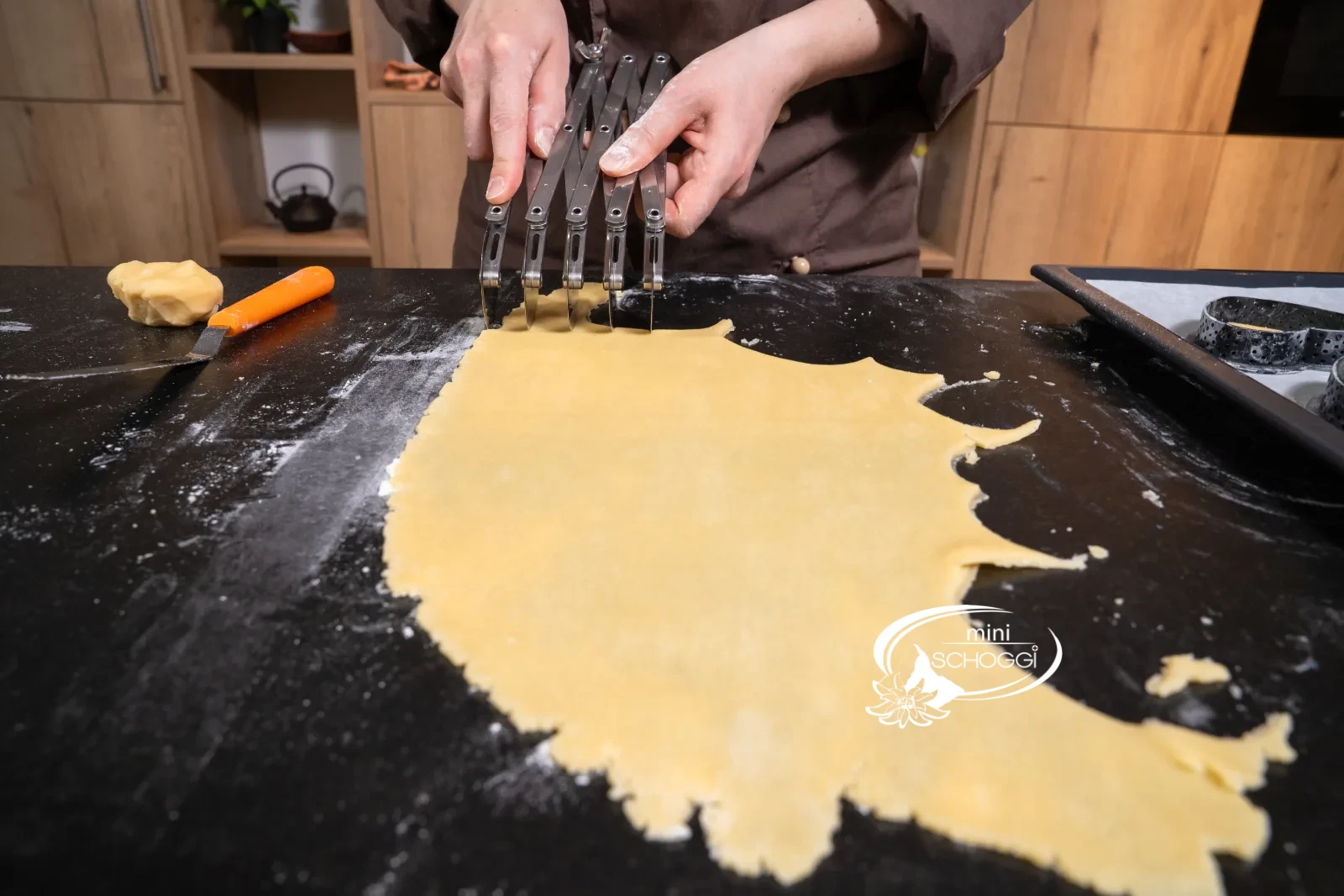 Con il tagliapasta a 5 rotelle vengono segnate strisce uniformi