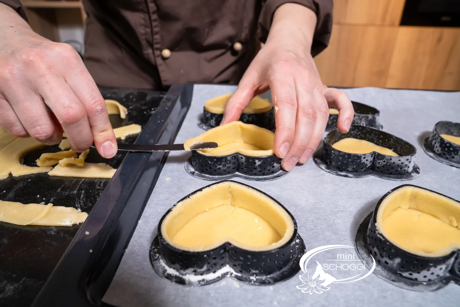 Le strisce di pasta vengono pressate con cura nel telaio