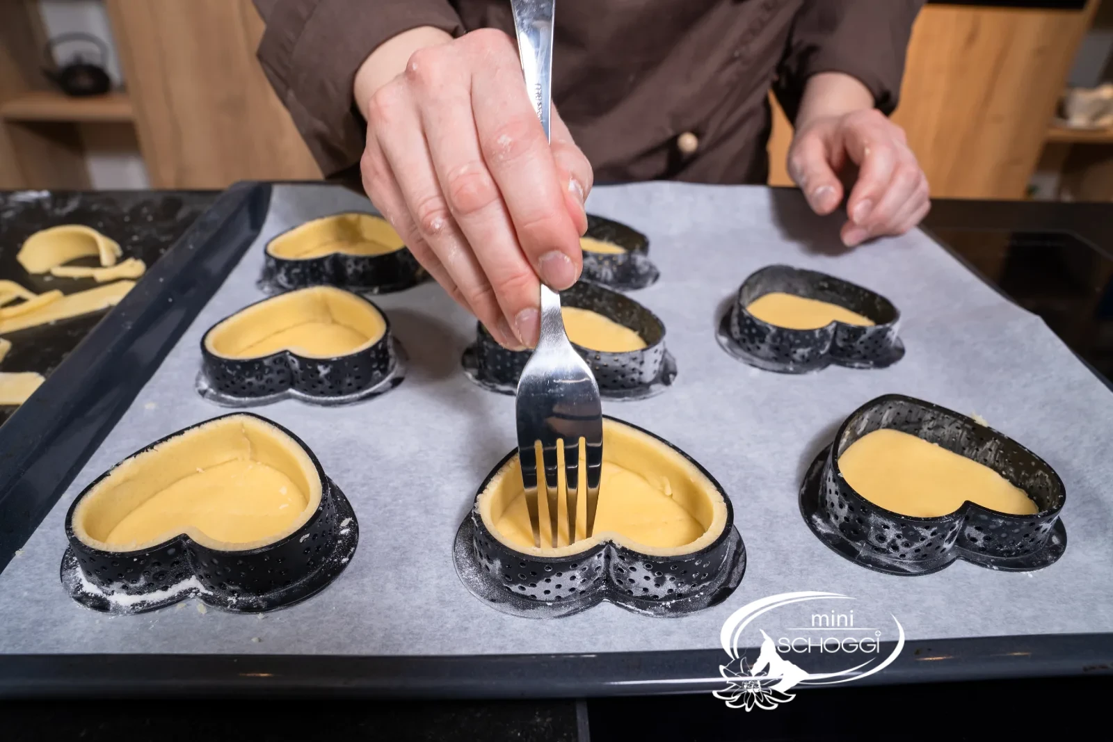 I fondi per crostata vengono bucherellati più volte con la forchetta