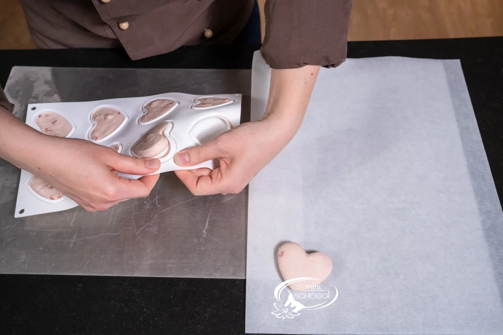 I cuori congelati vengono premuti fuori dallo stampo in silicone