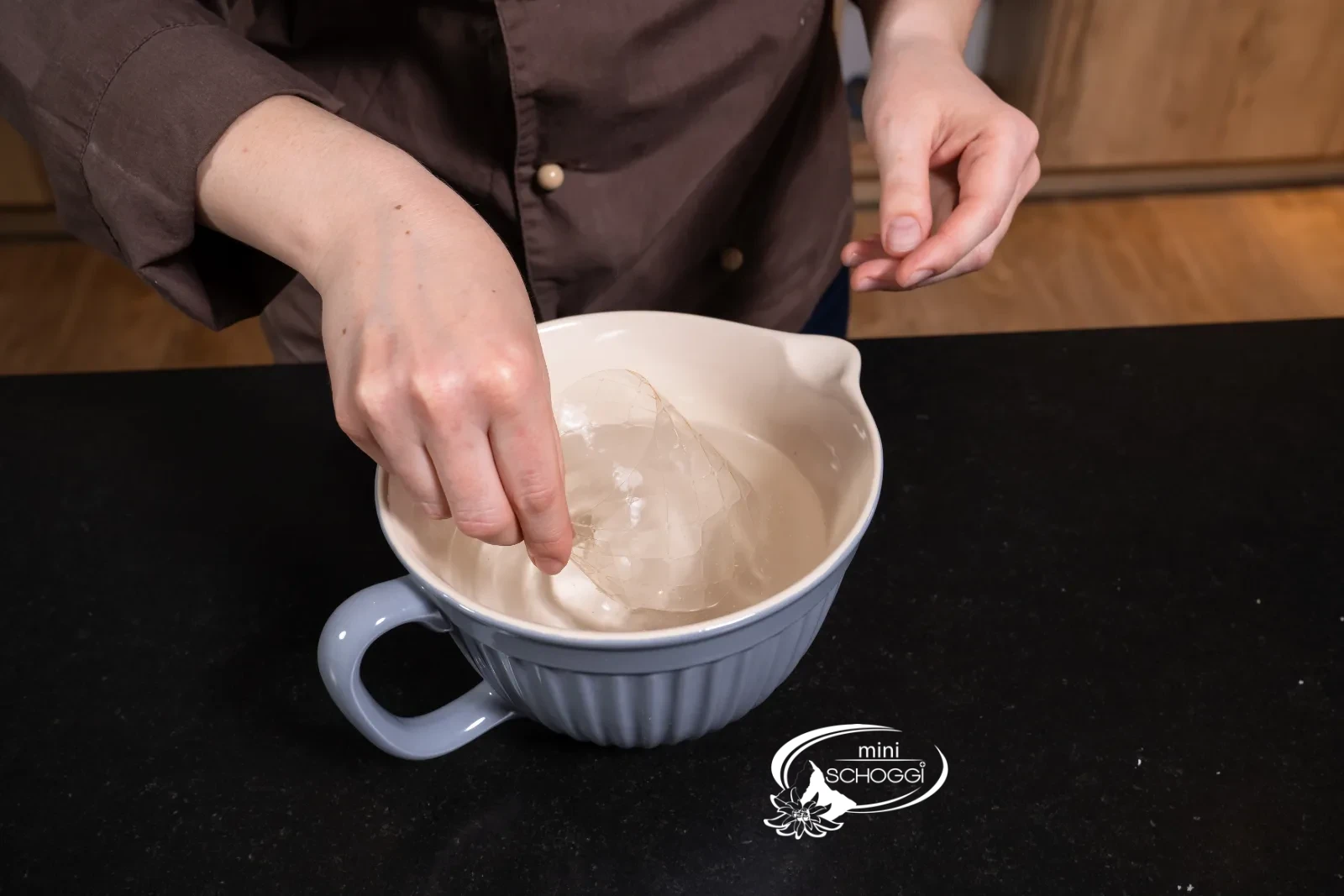 La gelatina in fogli si ammolla nell'acqua fredda
