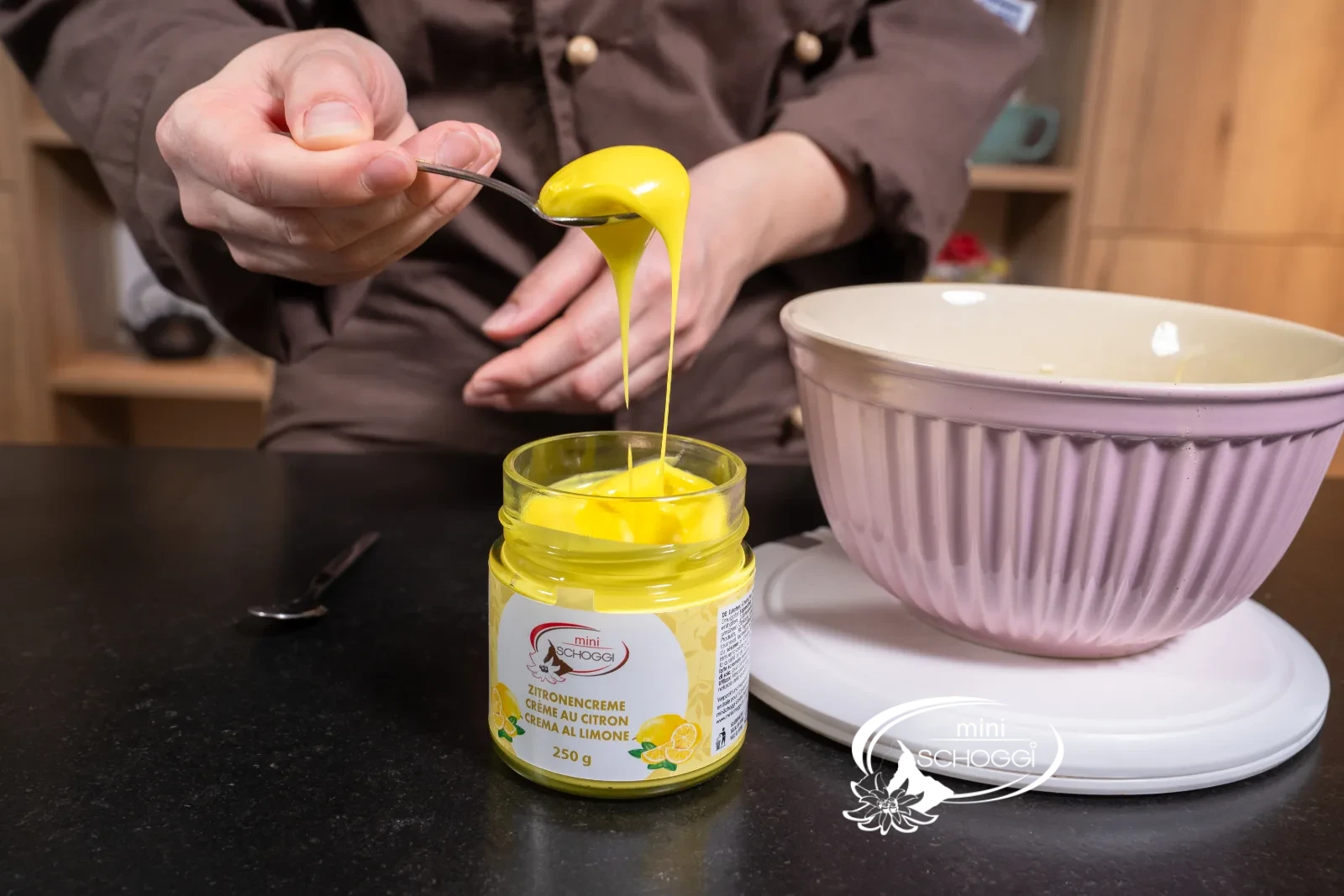 La crema al limone dal vasetto viene aggiunta alla crema alla vaniglia raffreddata