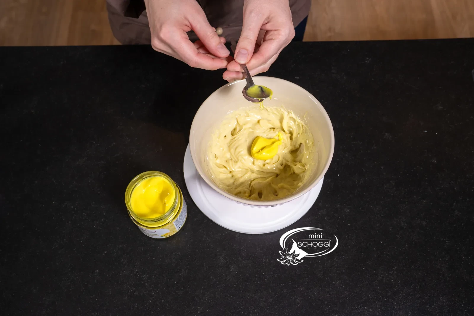 Un cucchiaio di crema al limone viene aggiunto alla crema alla vaniglia