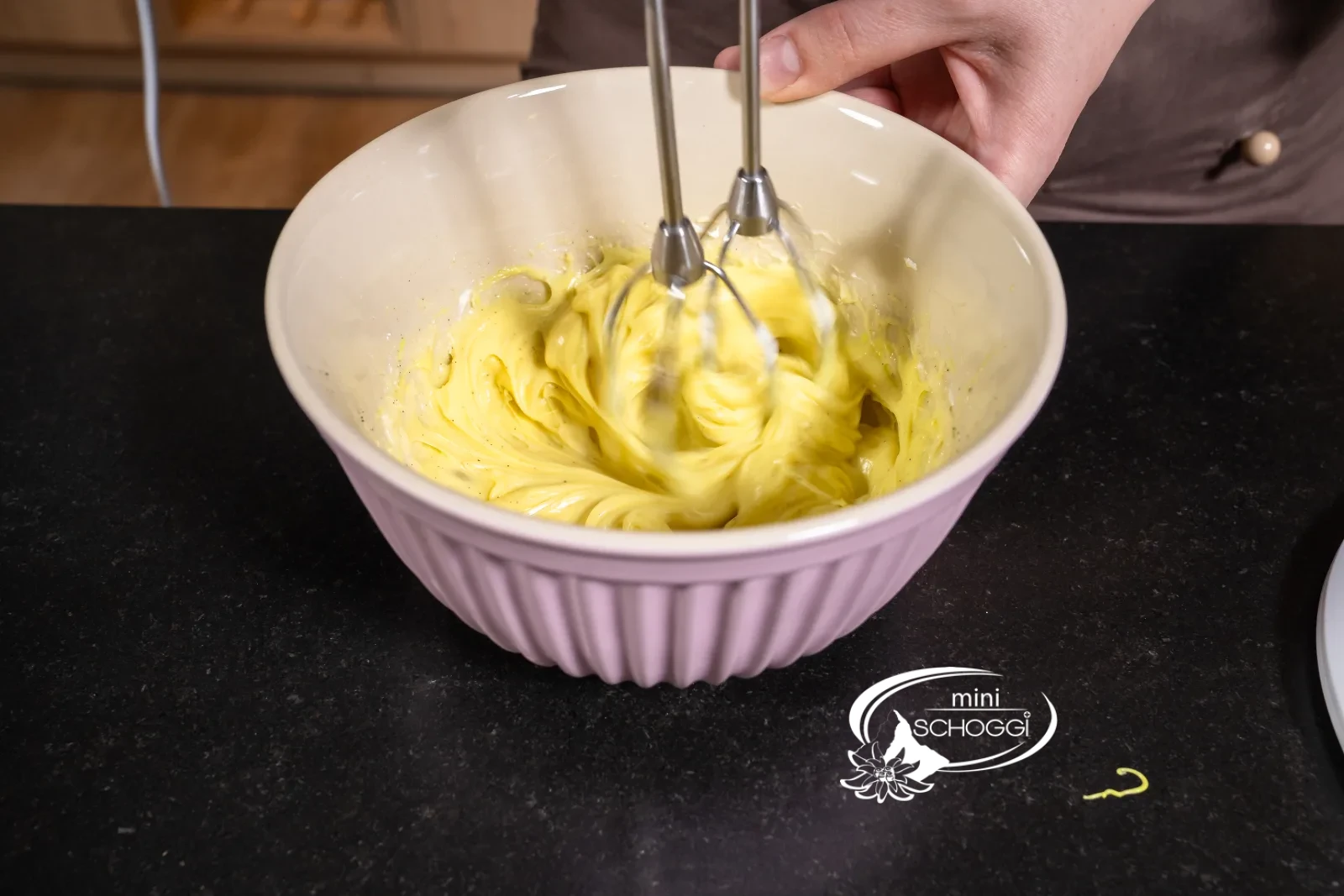 La crema viene frullata liscia, finché non si vedono più grumi