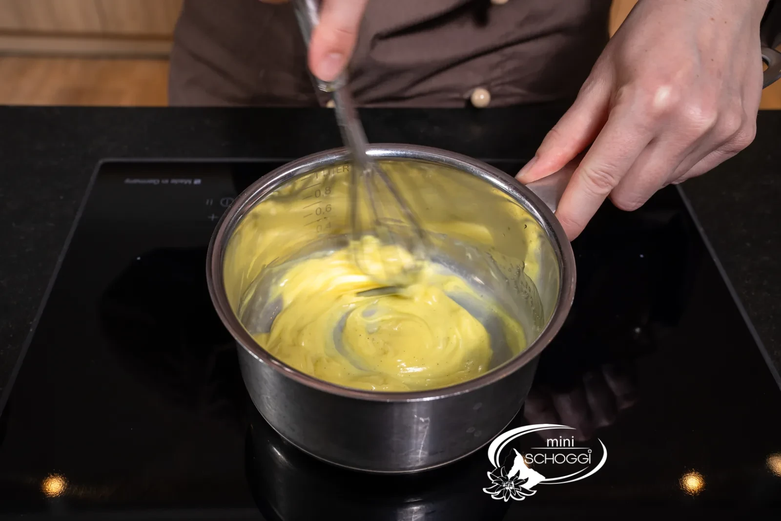 Una parte della crema alla vaniglia viene mescolata con la gelatina