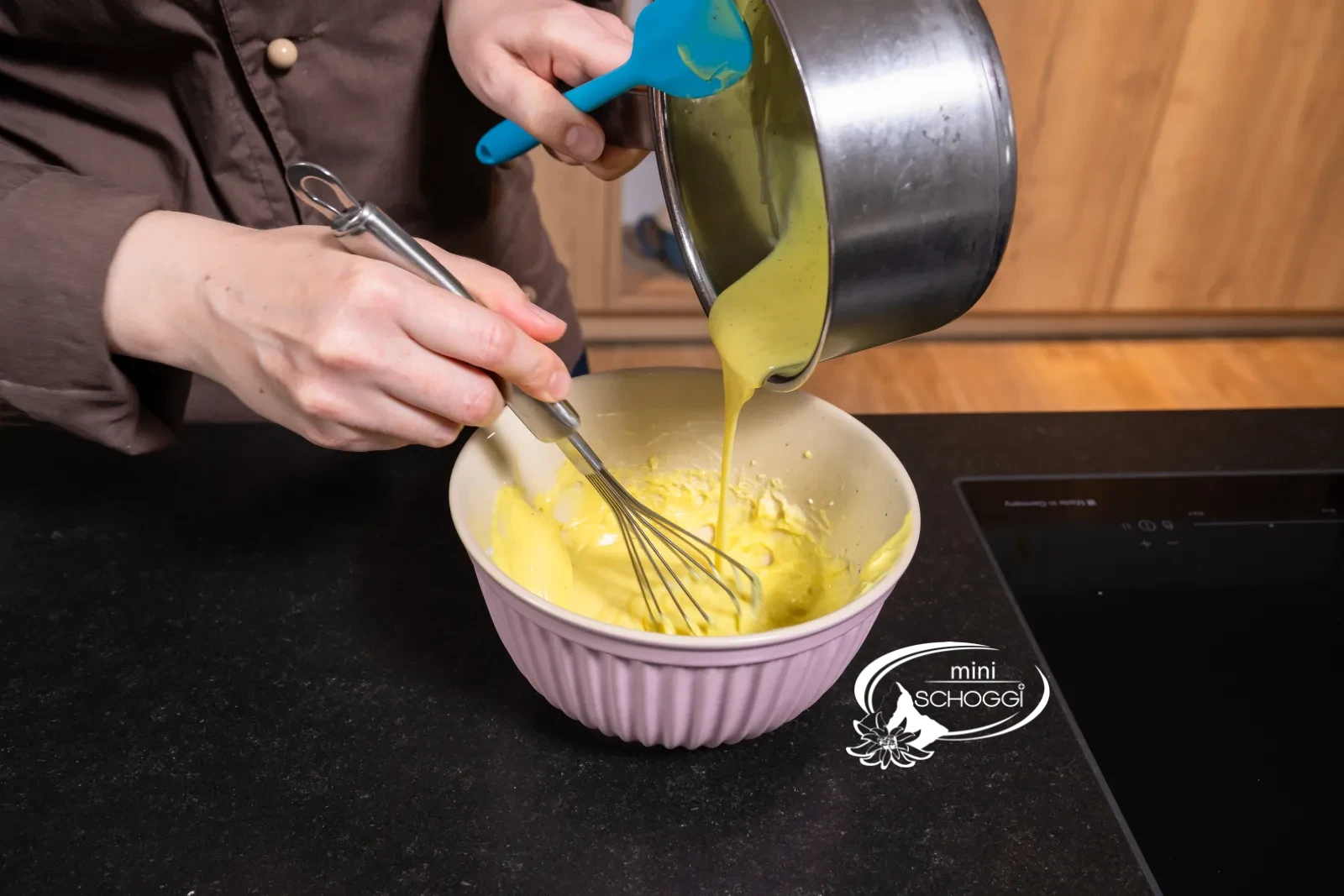 La crema con gelatina torna nella crema alla vaniglia rimanente