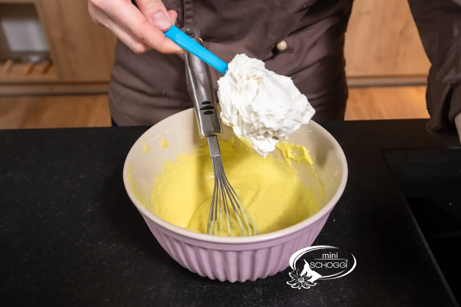 La panna intera montata viene aggiunta in parti alla crema al limone e vaniglia