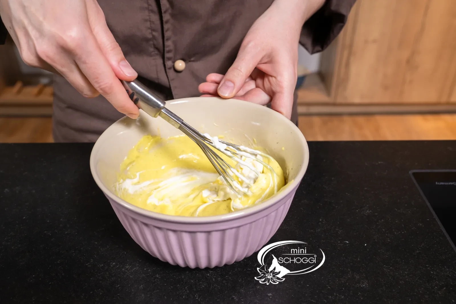 La panna viene incorporata con cura alla crema