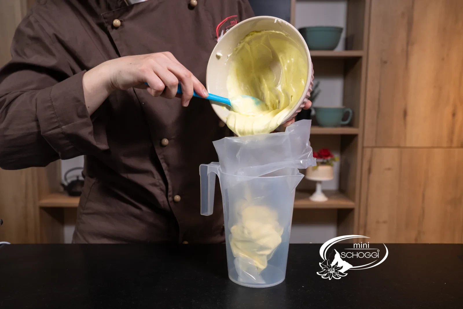 La crema al limone e vaniglia viene messa nel sac à poche