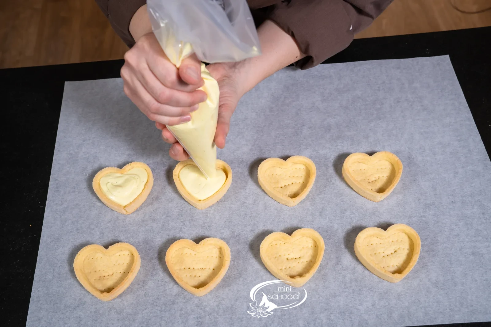 I fondi a cuore cotti vengono riempiti con la crema al limone e vaniglia