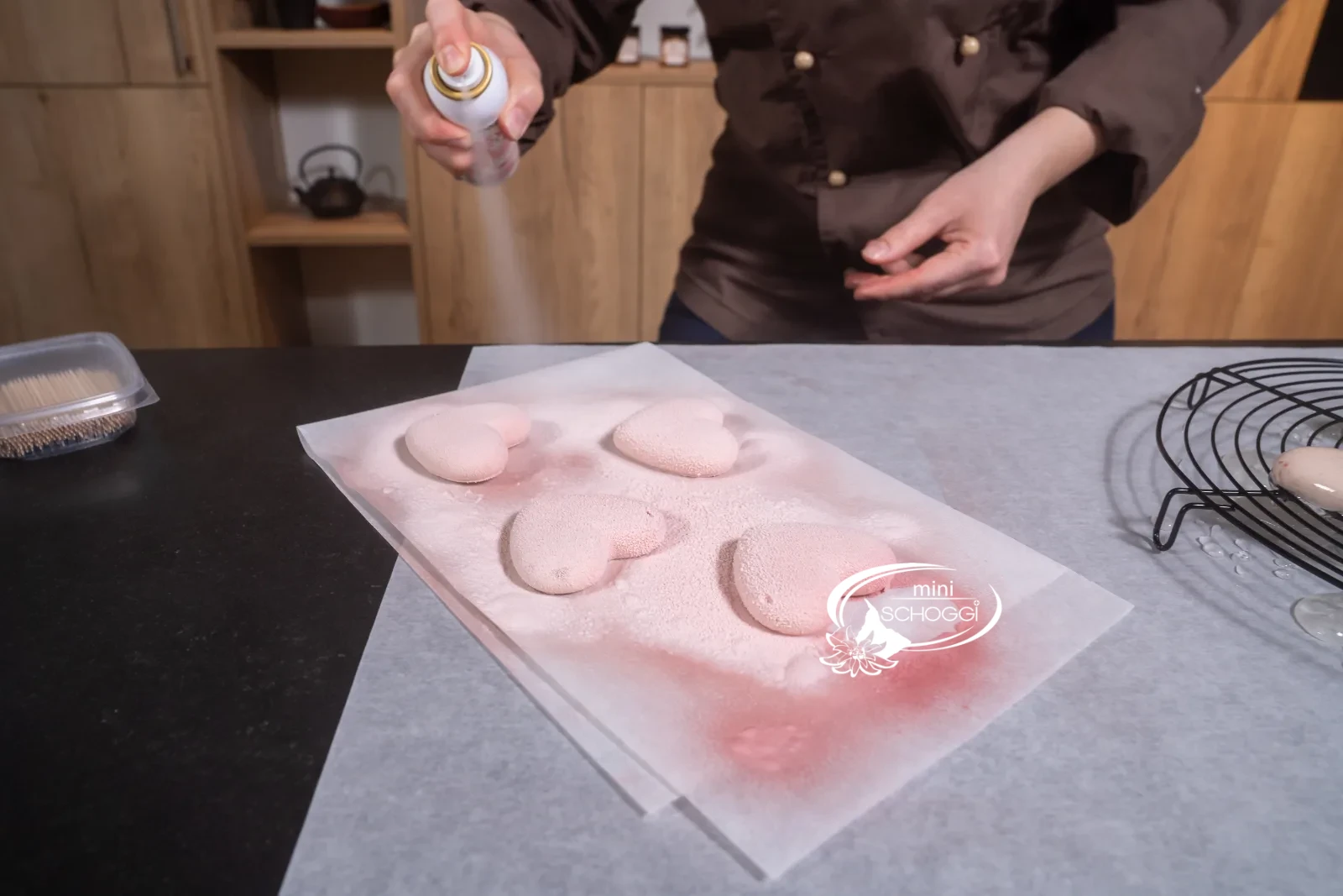 I cuori congelati vengono spruzzati da tutti i lati con lo spray effetto velluto rosa