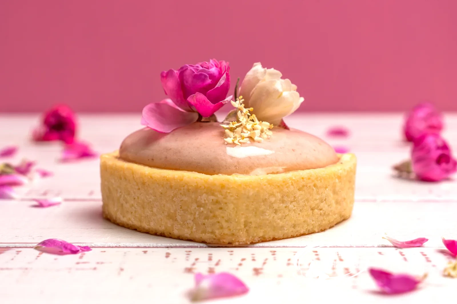 Tutti i cuori di pasticceria sono posizionati e pronti per la decorazione floreale