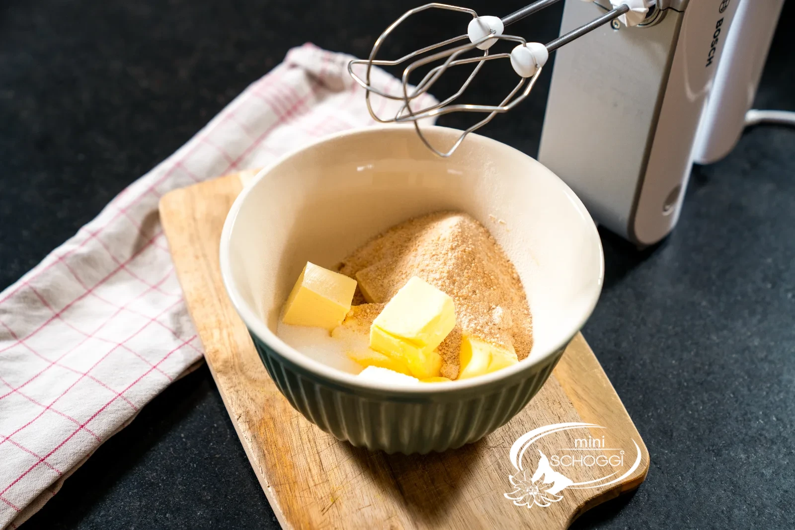 Cream butter and sugar and work in eggs and vanilla