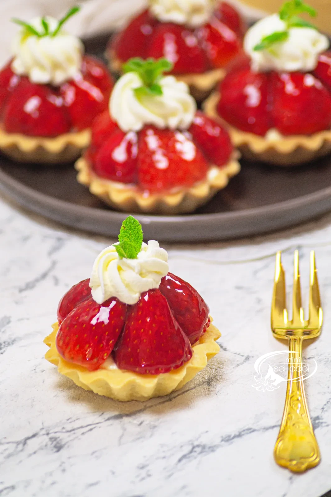 Crostatina alle fragole con crema alla vaniglia, fragole e rosetta di panna