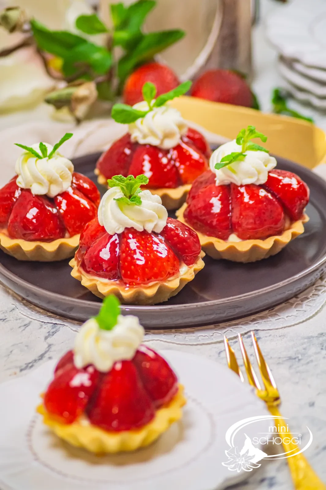 Crostatina alle fragole con crema alla vaniglia, fragole e rosetta di panna