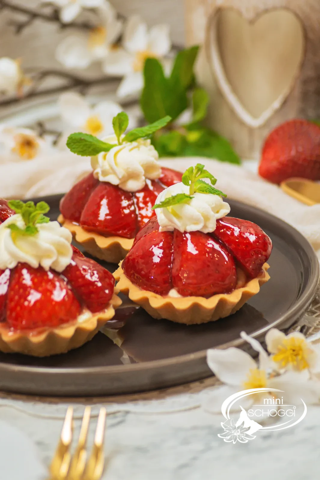 Crostatina alle fragole con crema alla vaniglia, fragole e rosetta di panna