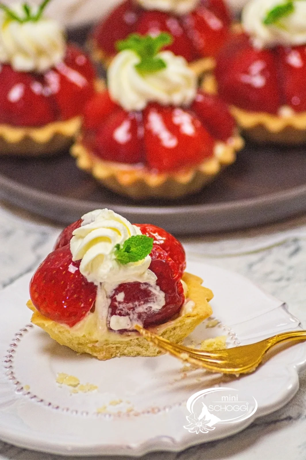 Crostatina alle fragole con crema alla vaniglia, fragole e rosetta di panna