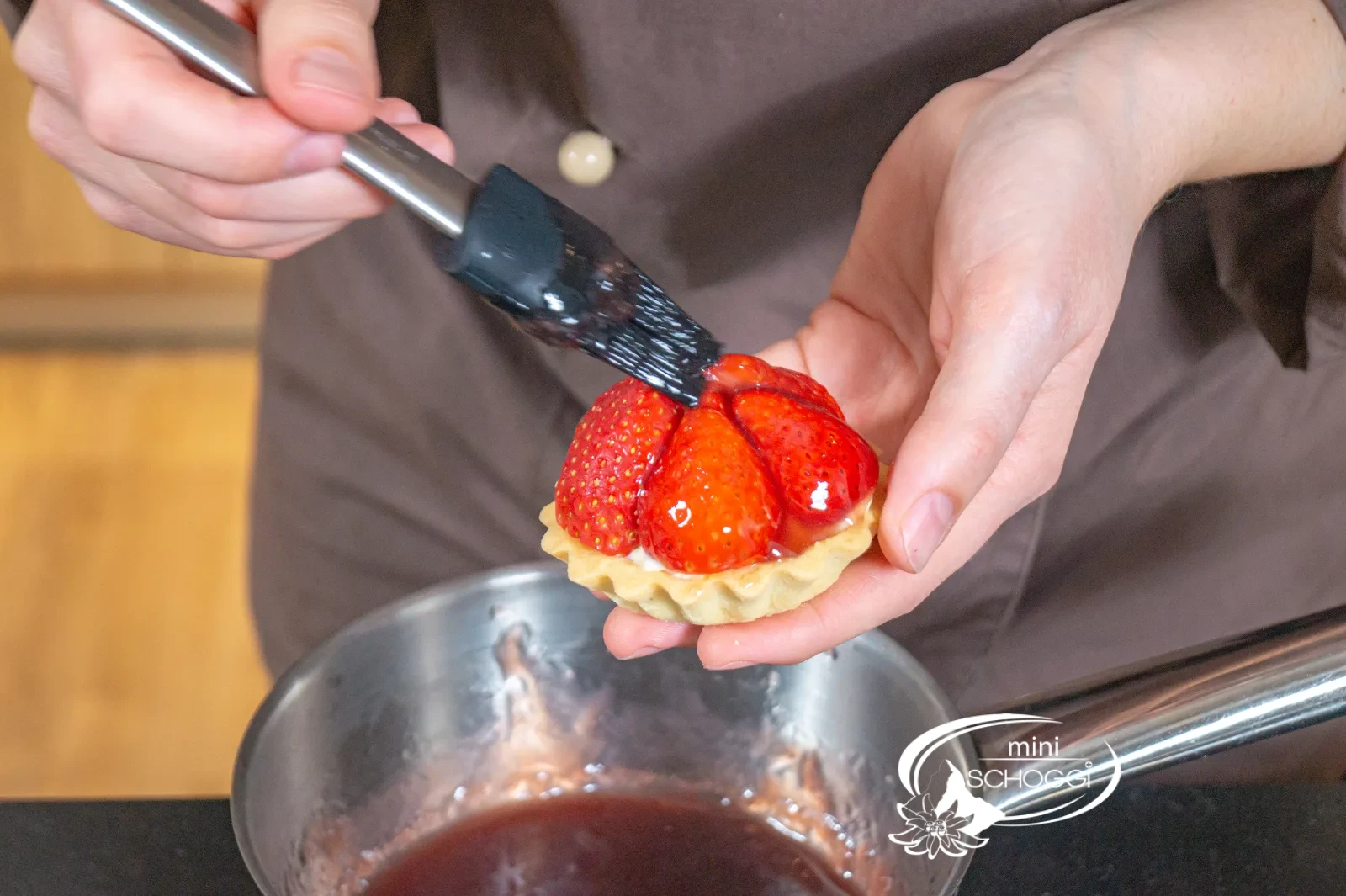 Le fragole vengono spennellate con la Gelatina di fragole