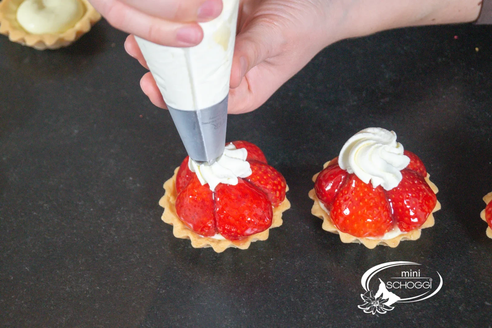 Crostatina alle fragole finita con rosetta di panna e menta