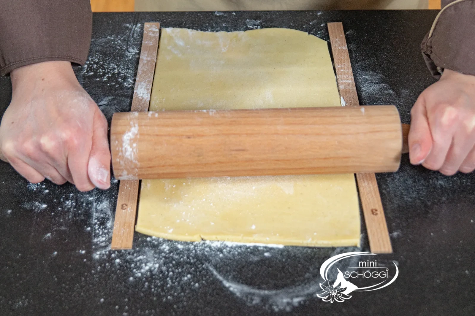 La pasta frolla viene stesa a 3 mm con i mattarelli