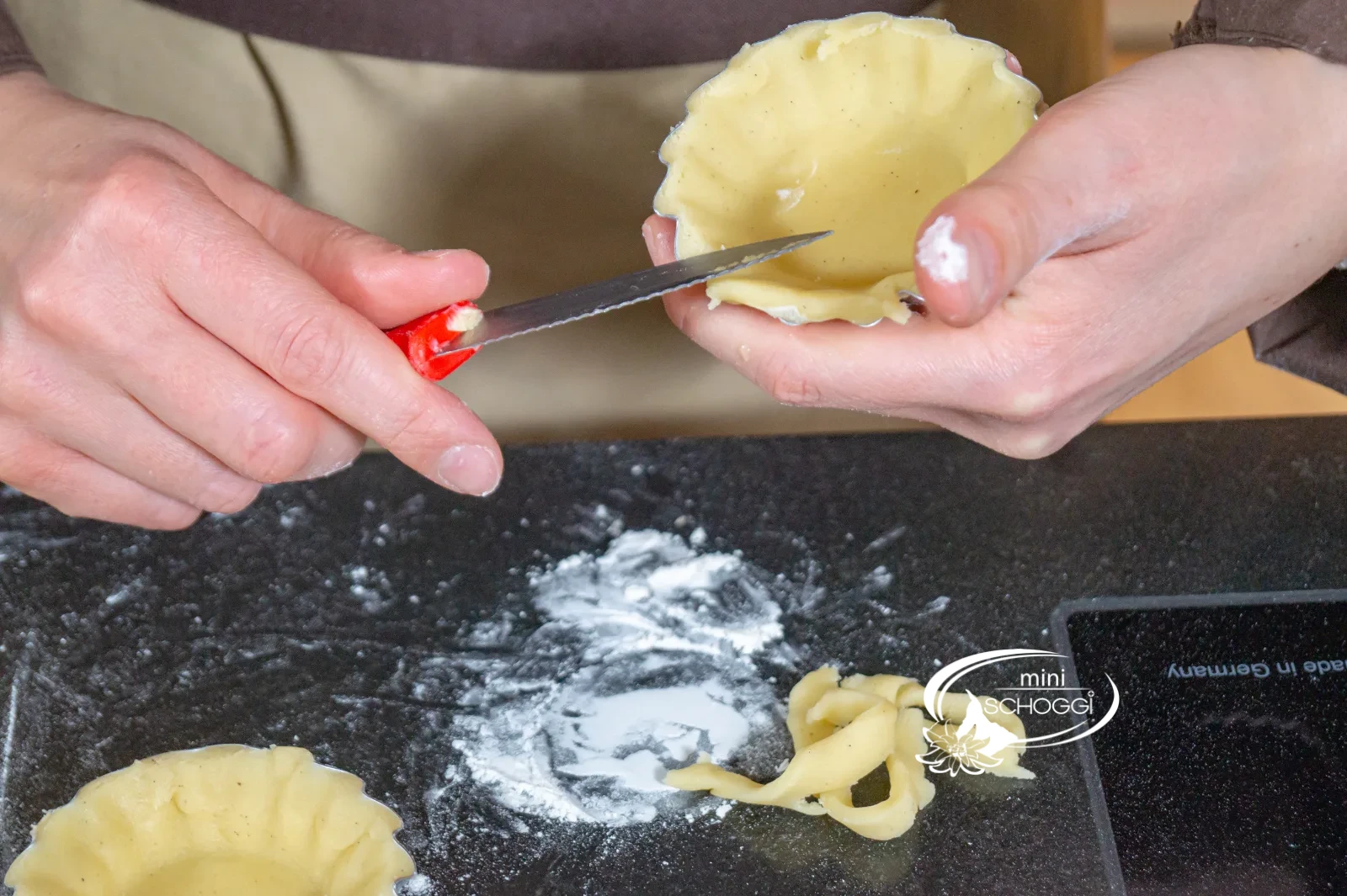 Il fondo di pasta frolla viene premuto nella teglia per crostata
