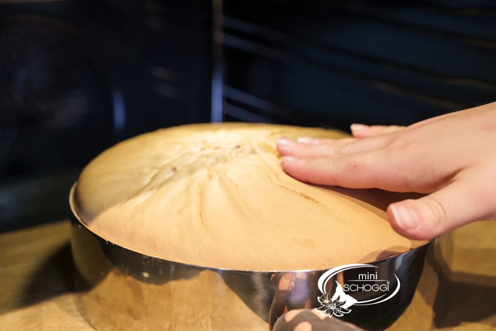 Il test del battito: il palmo della mano preme delicatamente sul pan di Spagna cotto