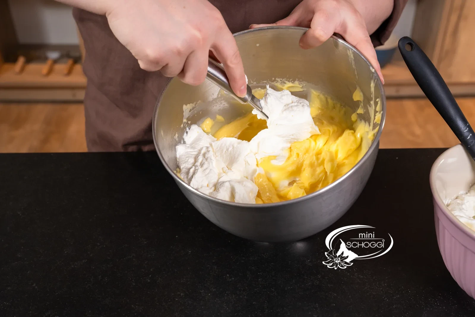 La panna montata viene incorporata alla crema alla vaniglia