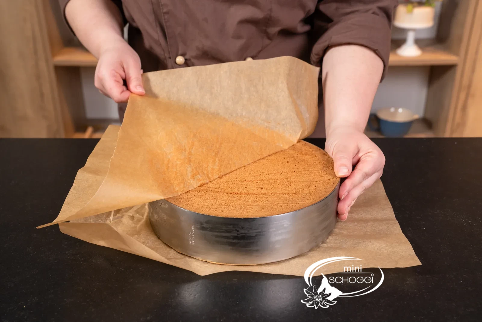 La carta da forno viene staccata lentamente dal pan di Spagna raffreddato