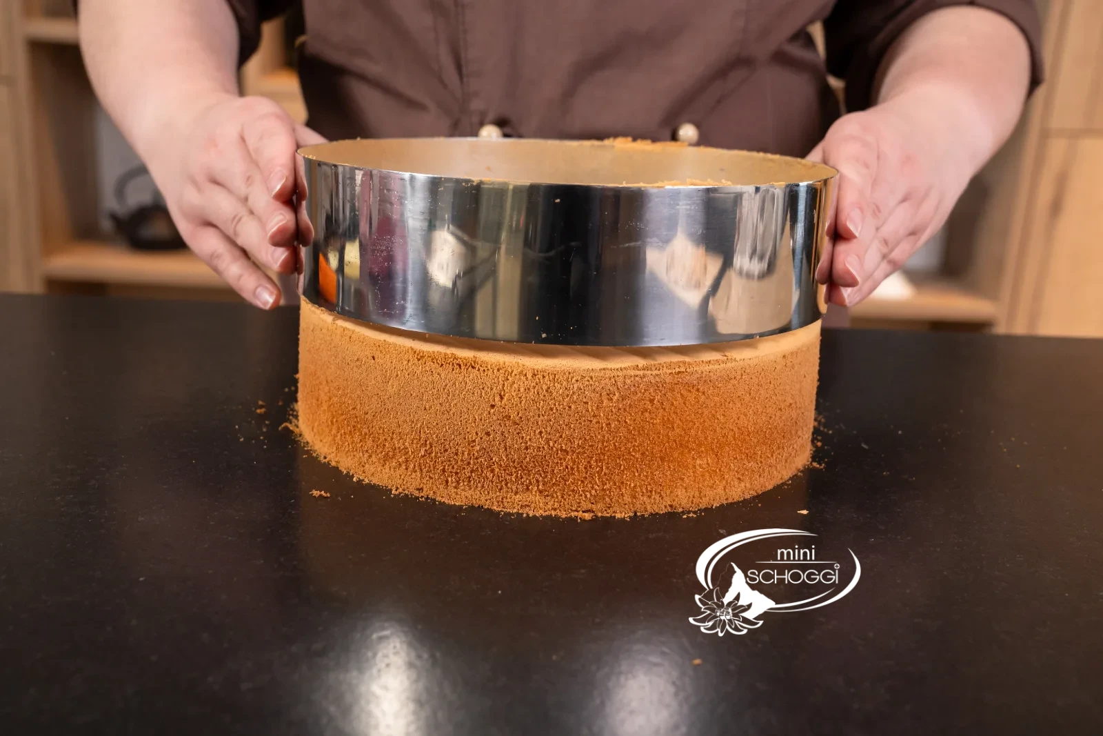 L'anello per torta viene sollevato con cura dal pan di Spagna