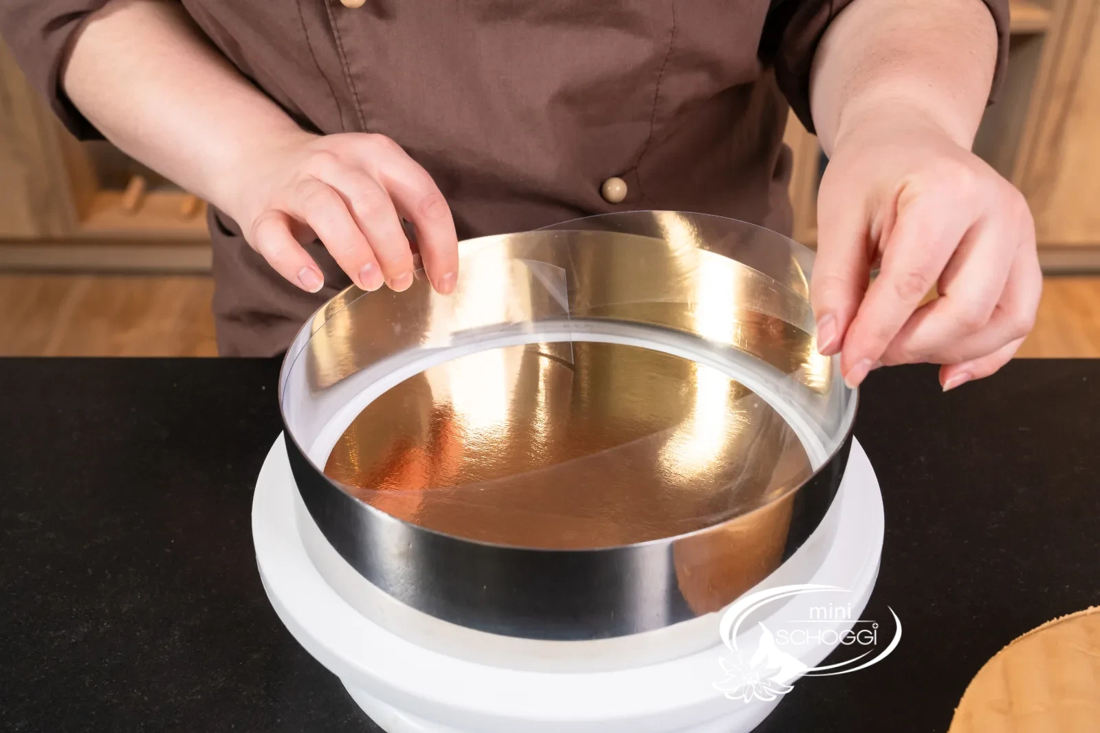 L'anello per torta viene rivestito con la striscia di acetato