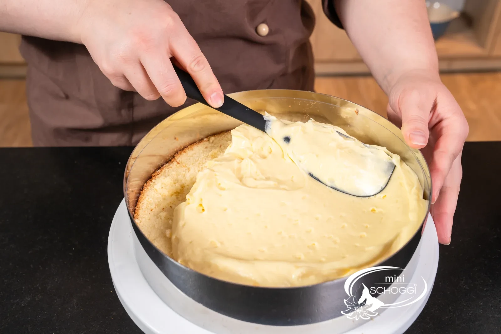 Un terzo della crema alla vaniglia viene spalmato sulla base