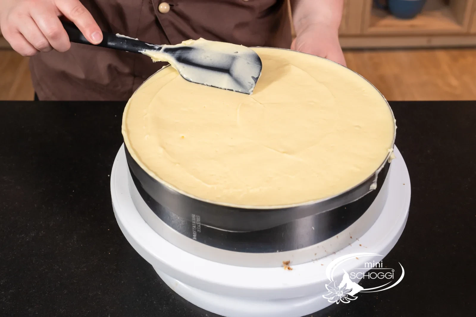 La crema viene spalmata liscia e uniforme