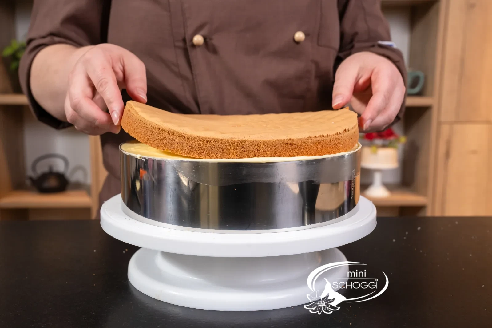 Il coperchio di pan di Spagna viene appoggiato e premuto delicatamente