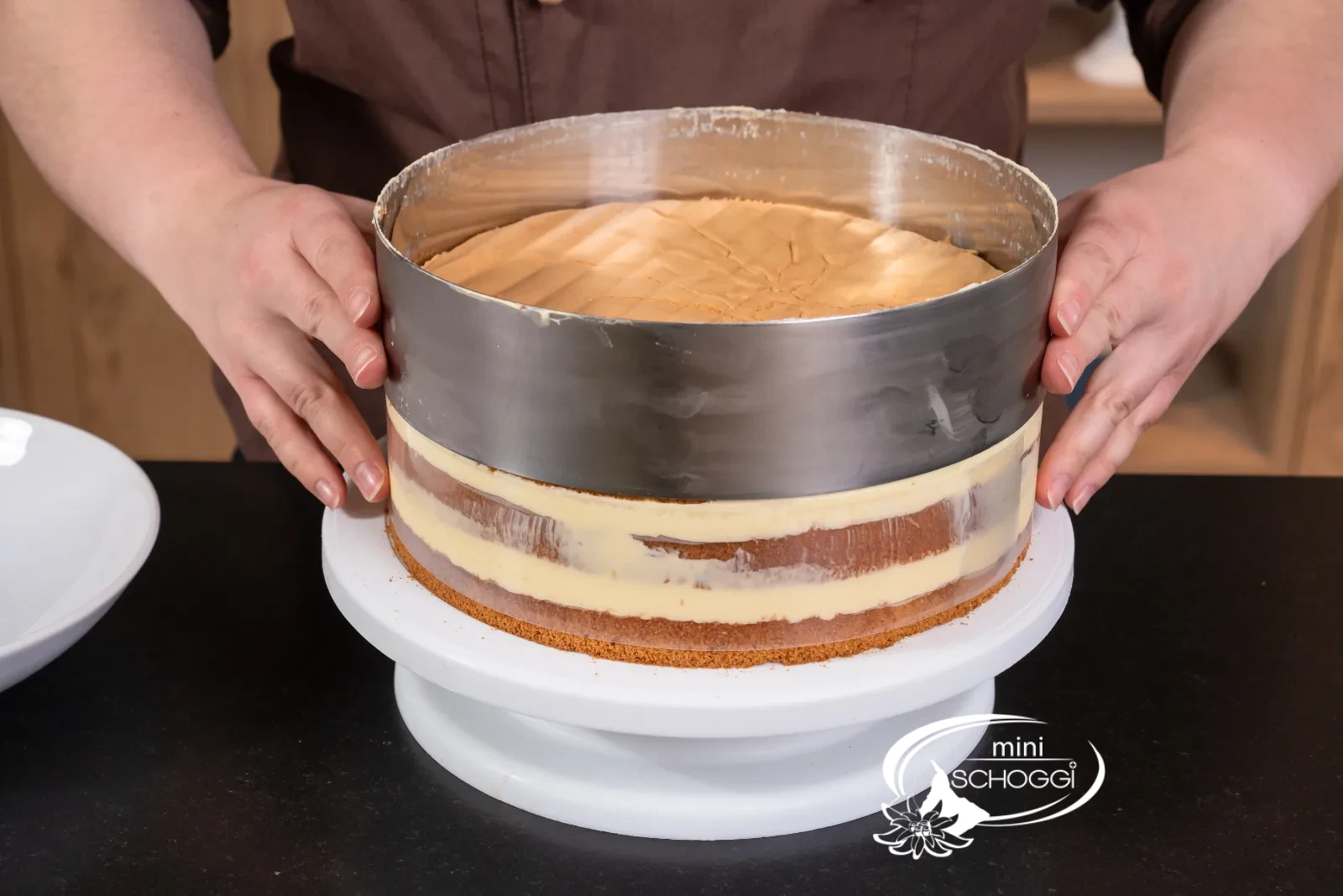 La torta a strati nell'anello prima della rimozione