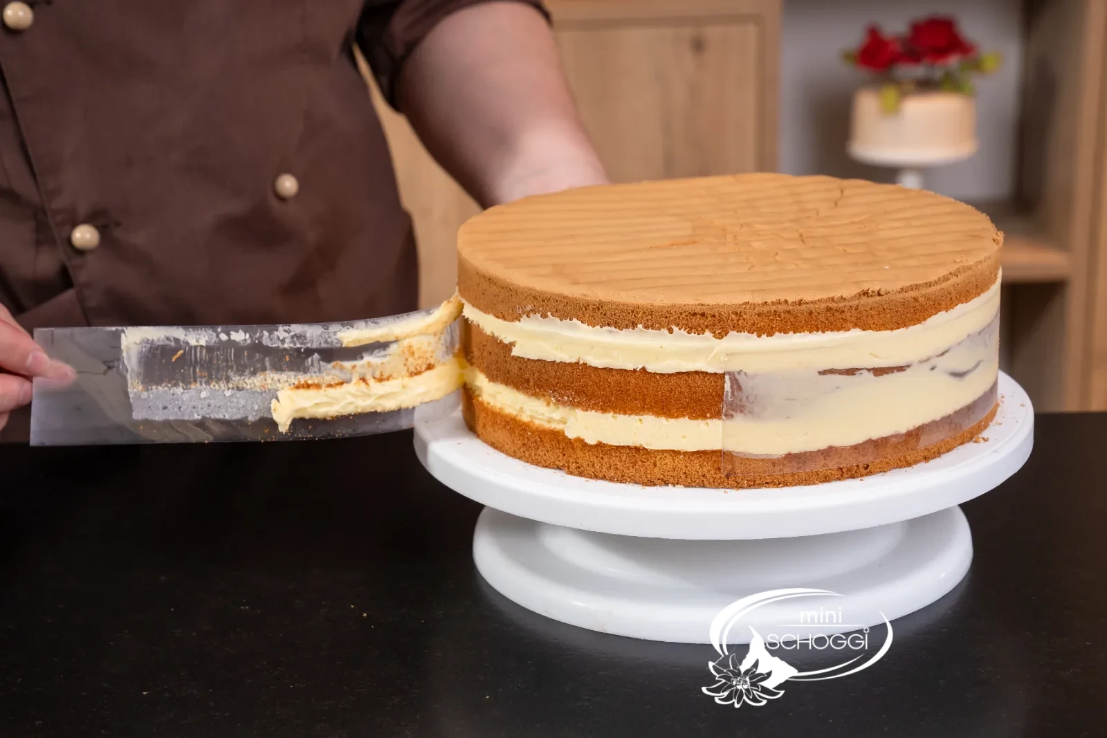 La striscia di acetato per torte viene staccata con cura dalla torta