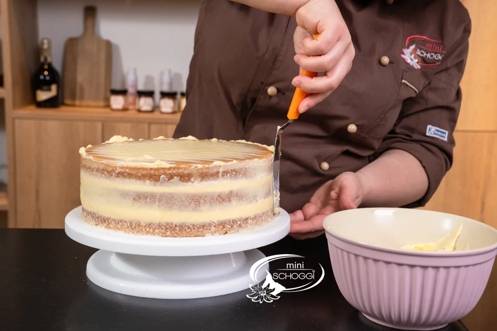 Anche il bordo della torta riceve un sottile strato di crema