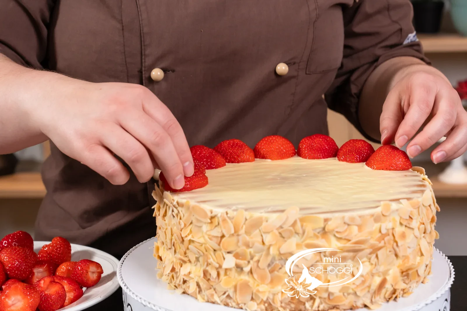 Le fragole tagliate a metà vengono disposte fitte fitte sulla torta