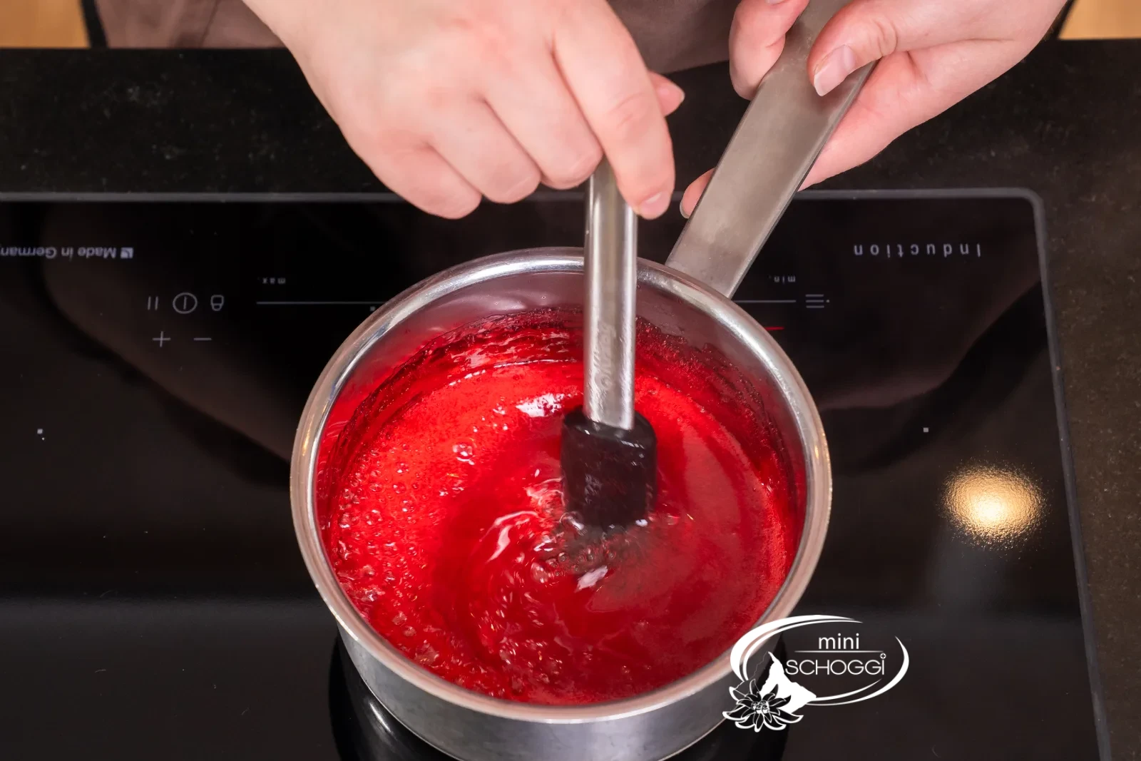 La gelatina per torte rossa viene cotta nella pentola
