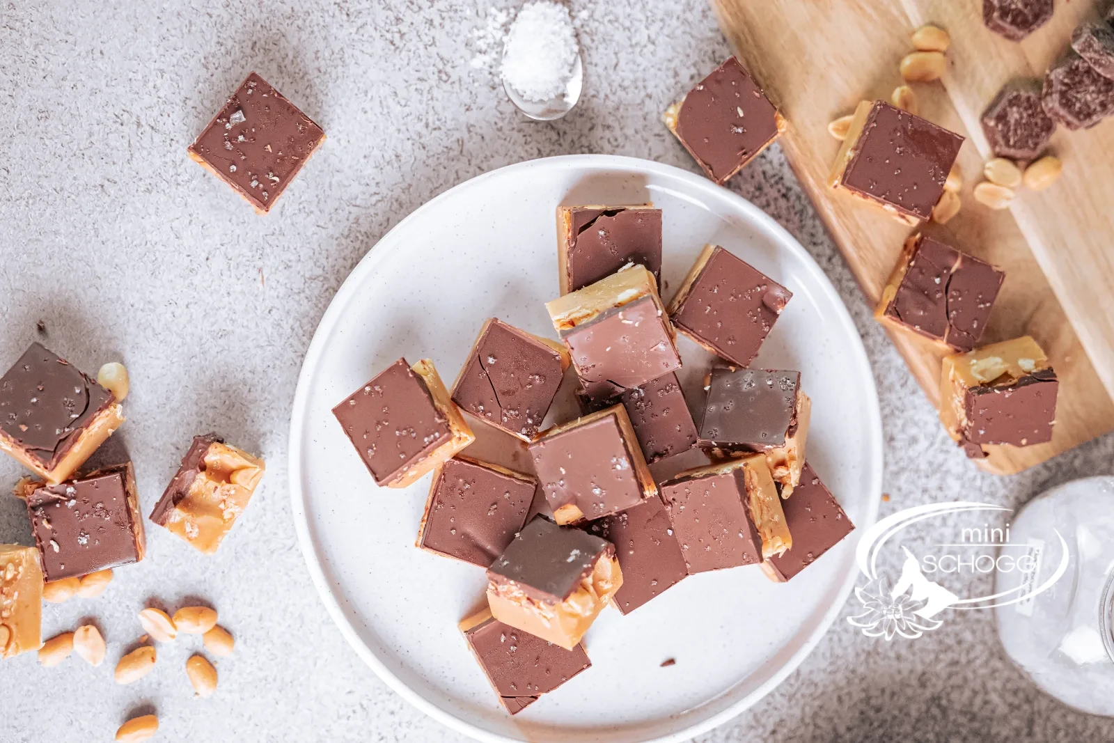 Cubetti di fudge alle arachidi con strato di cioccolato fondente su un piatto chiaro