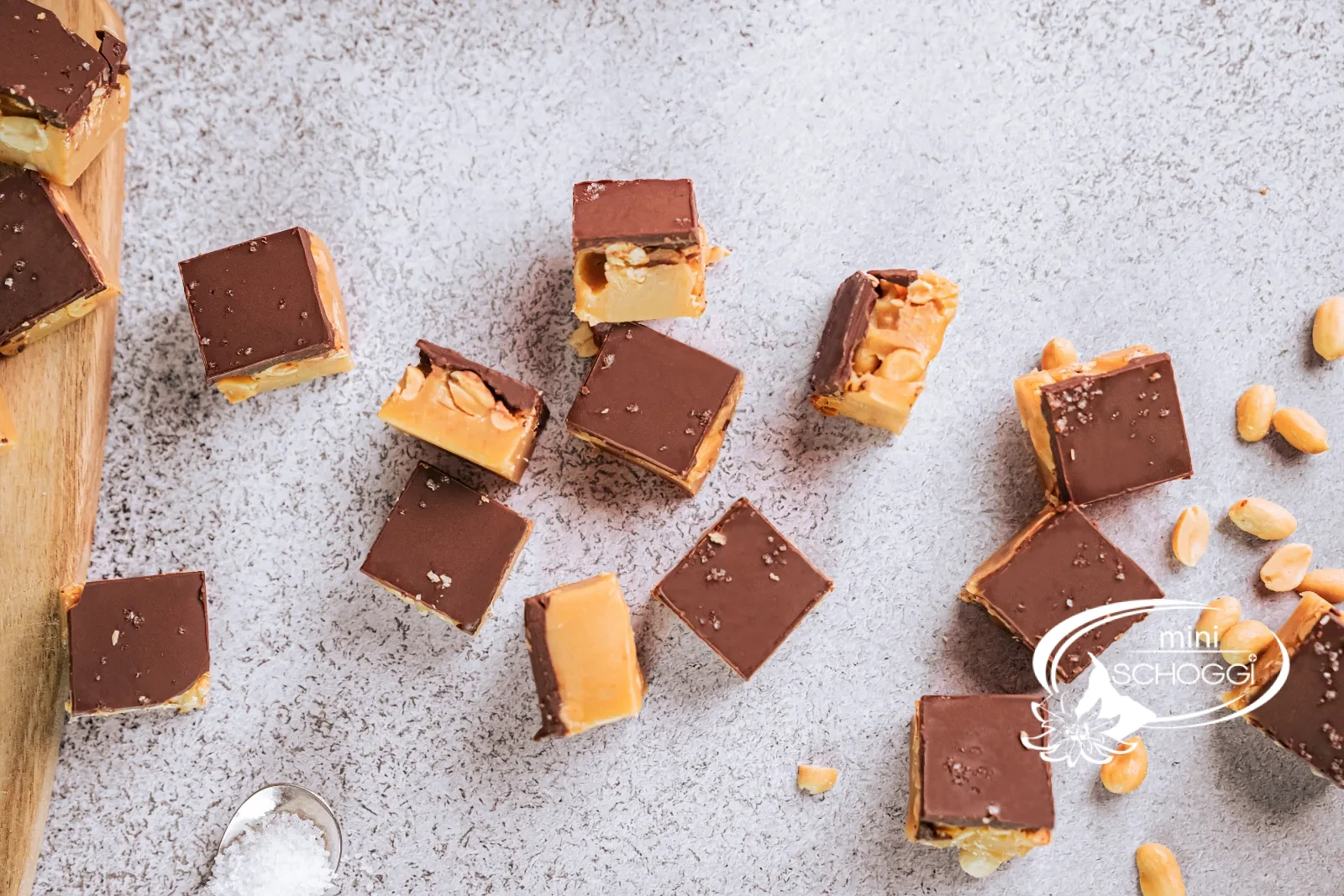 Cubetti di fudge alle arachidi con strato di cioccolato fondente su un piatto chiaro