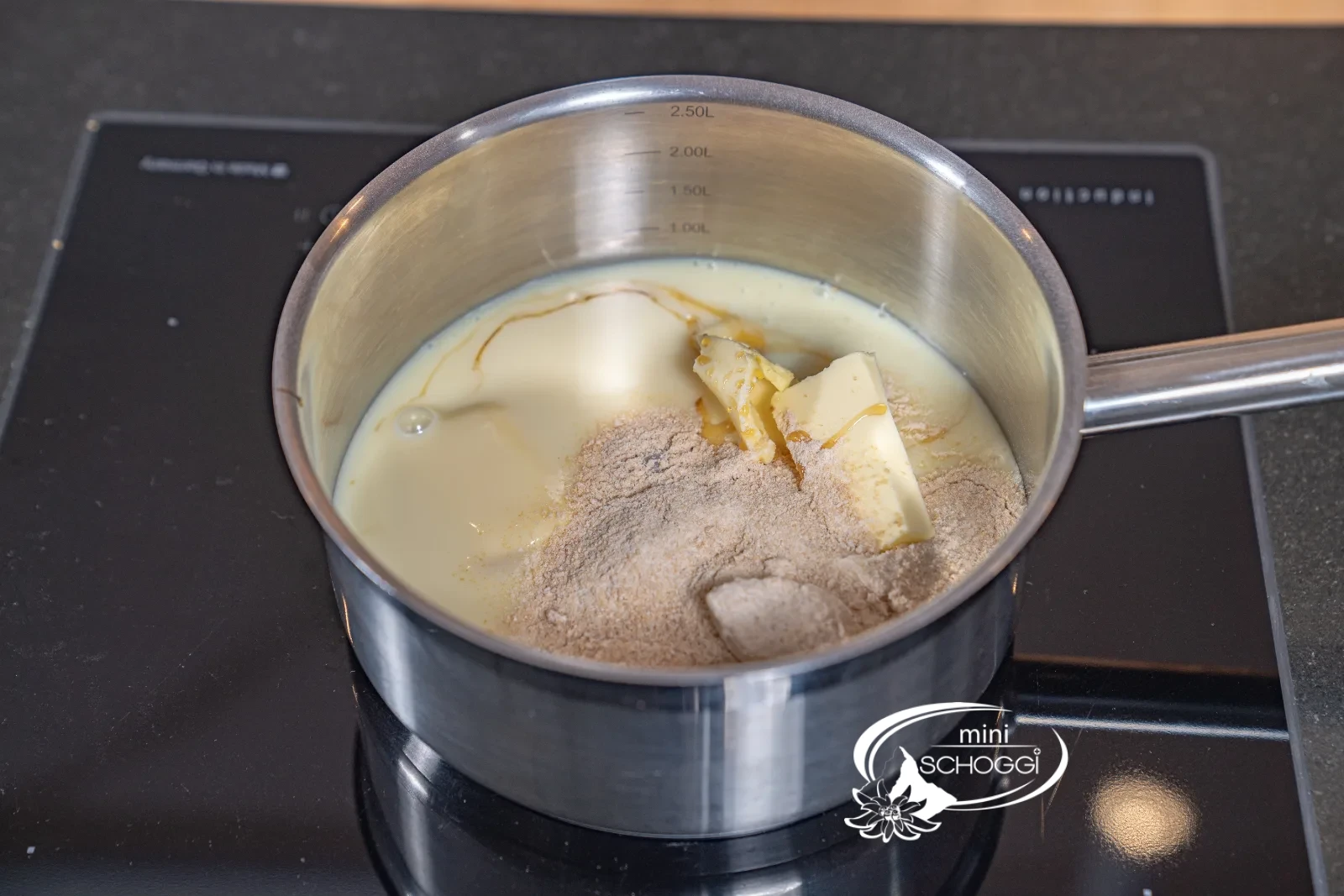 Latte condensato, zucchero, miele e burro vengono sciolti in pentola