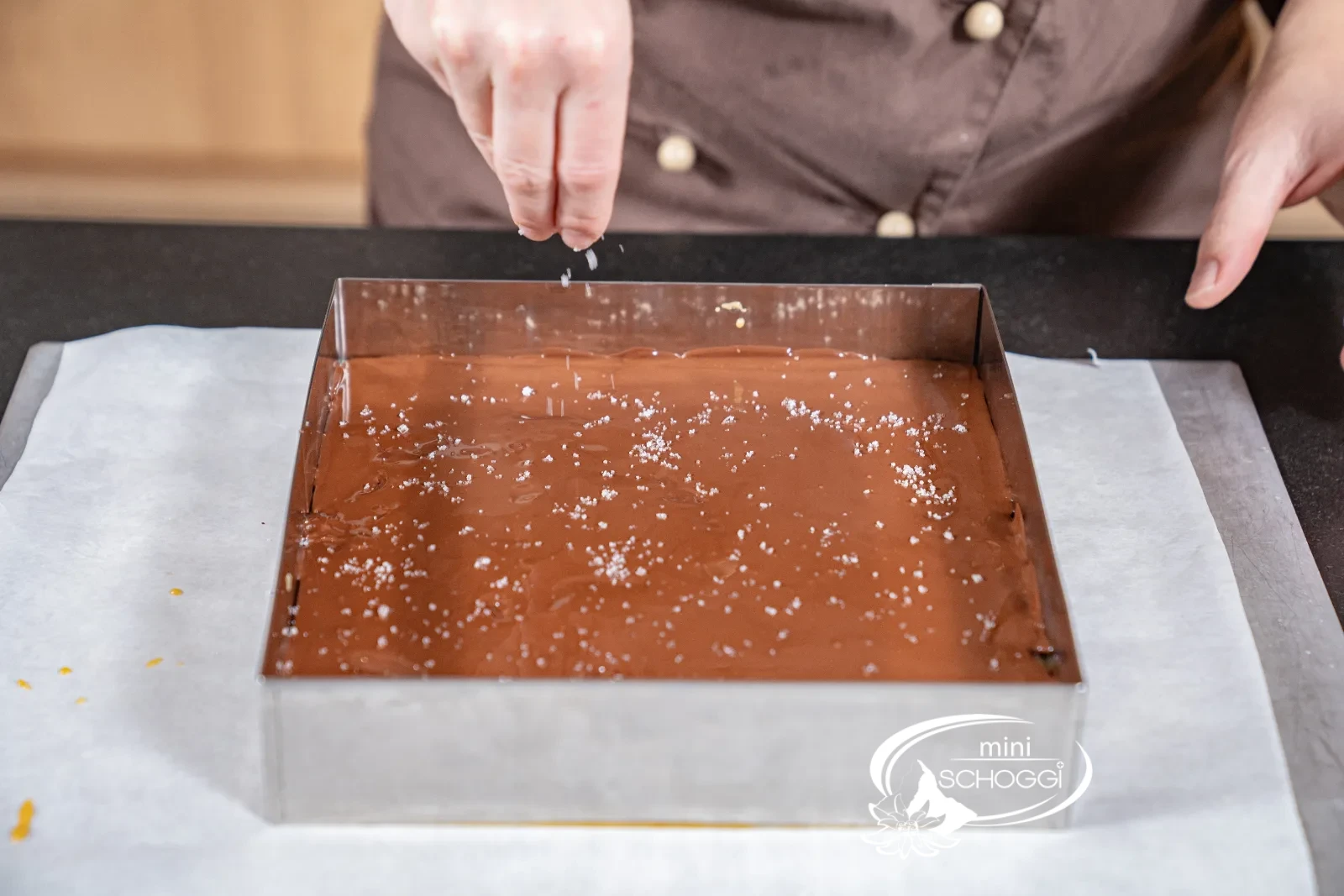 Il Fleur de Sel viene cosparso sullo strato di cioccolato ancora morbido