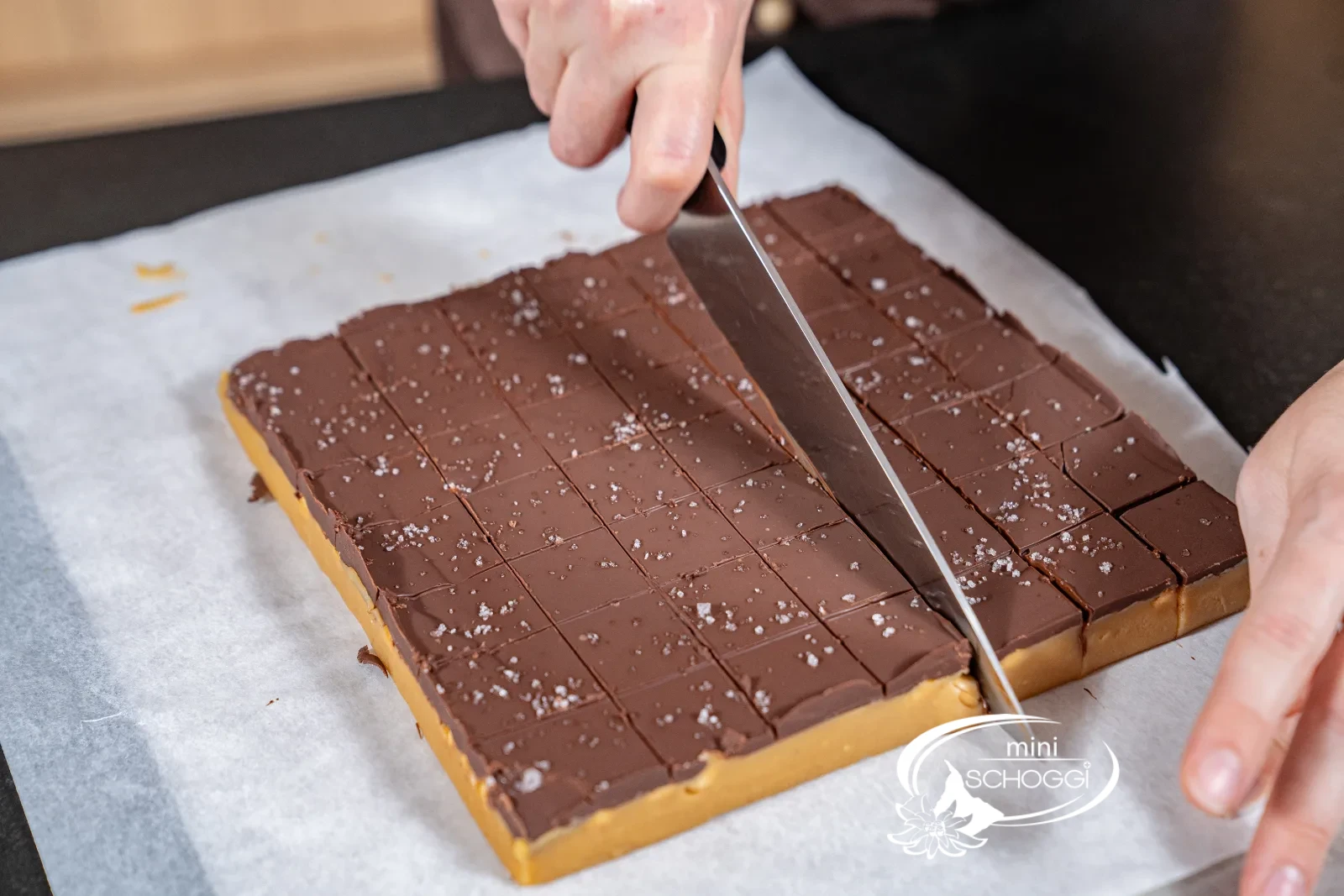Il fudge viene tagliato in strisce regolari con un coltello lungo
