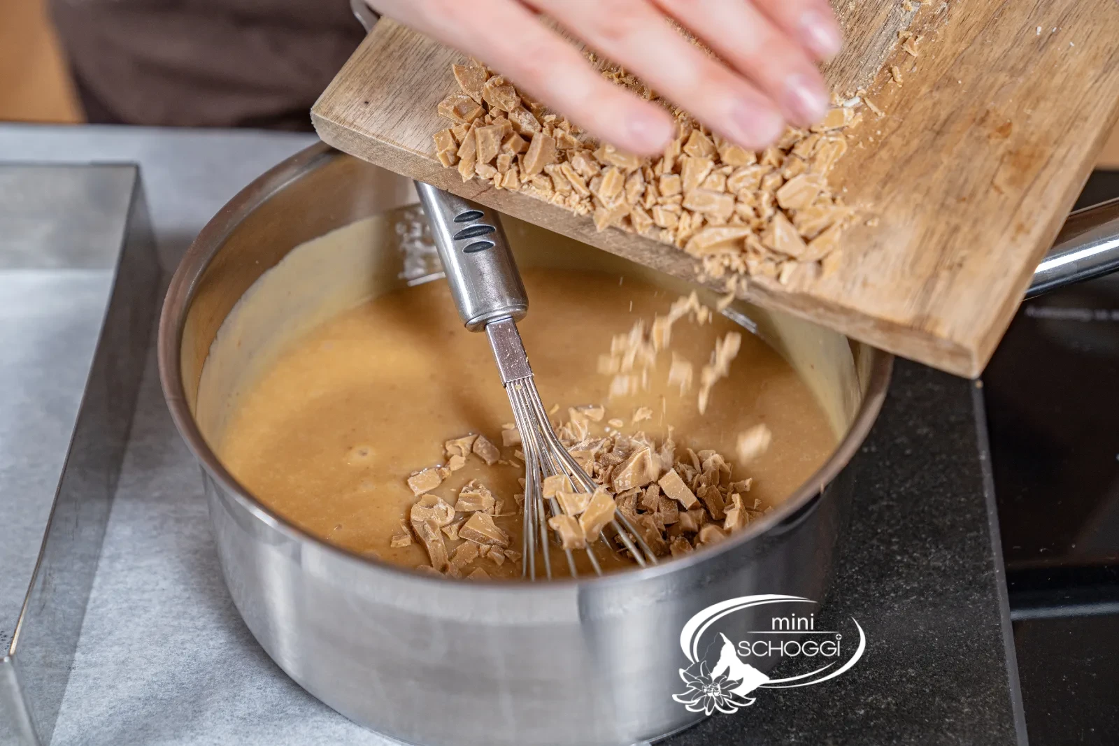 La copertura Dulcey tritata viene aggiunta alla massa al caramello calda