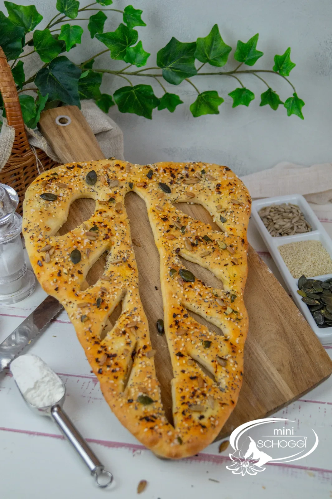 Fougasse appena sfornata con erbe aromatiche su un tagliere di legno