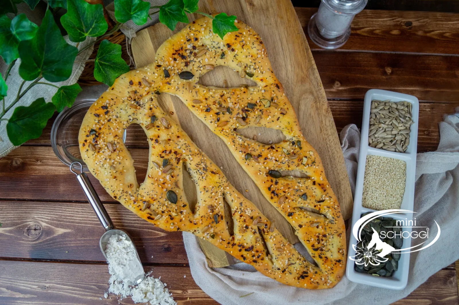 Fougasse pronta con erbe aromatiche su un tagliere di legno