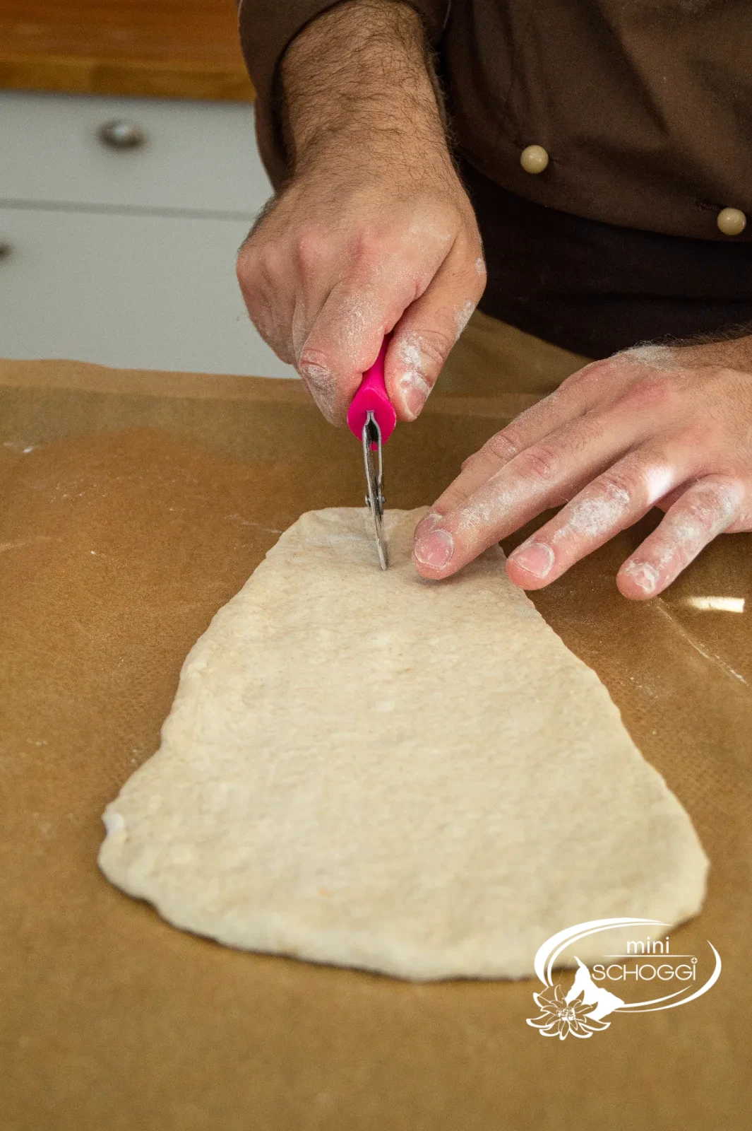 Il primo taglio viene inciso al centro del triangolo di pasta steso