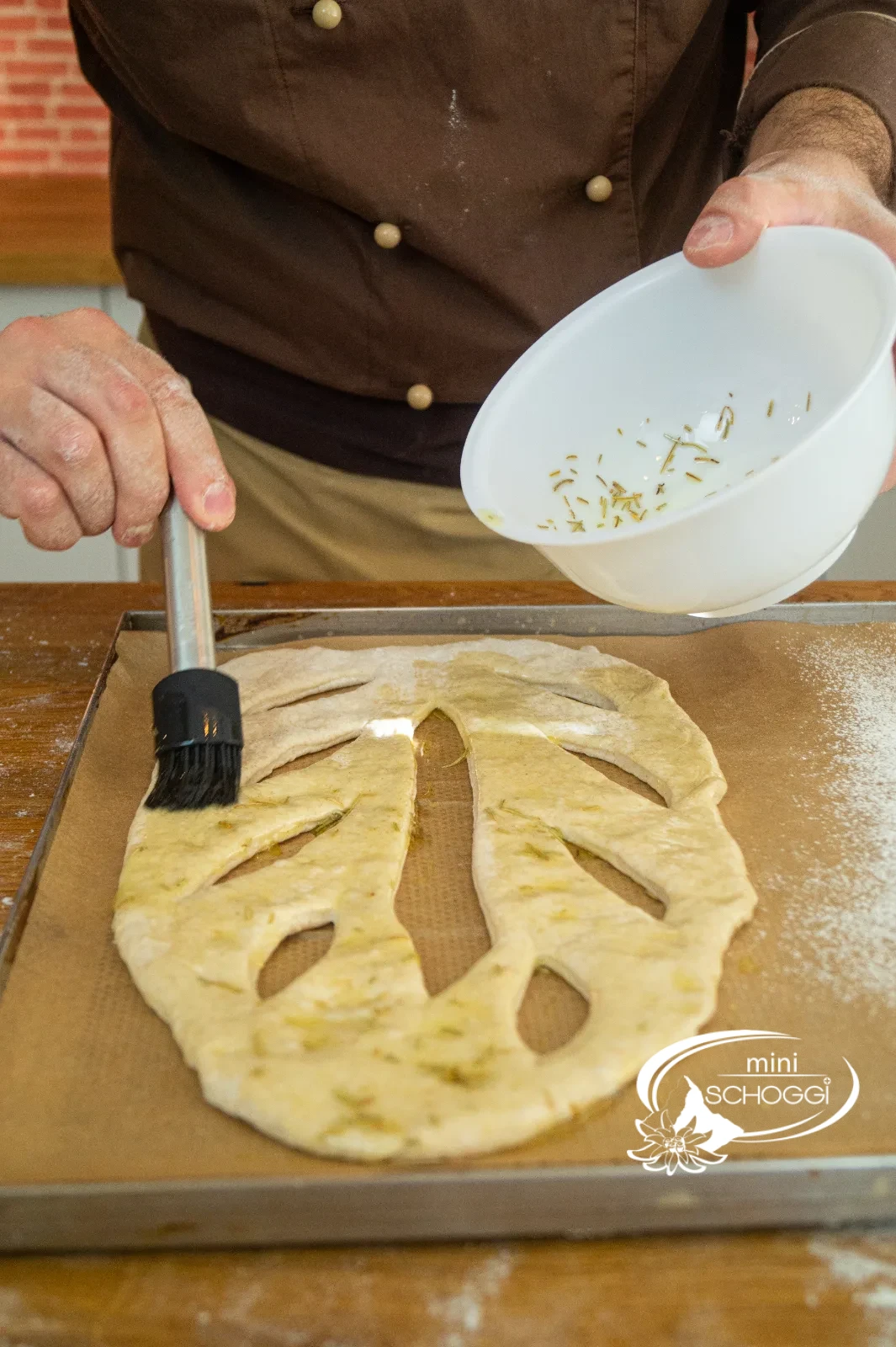La fougasse viene spennellata con olio d'oliva prima della cottura